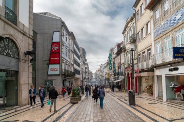Porto, Portekiz - 24 Ekim 2022: Porto Şehri. Porto 'nun ana alışveriş caddesi. Yürüyen insanlar. Soldaki Continente Bom Dia Alışveriş Merkezi. Avrupa seyahatleri