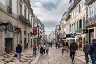Porto, Portekiz - 24 Ekim 2022: Porto Şehri. Porto 'nun ana alışveriş caddesi. Yürüyen insanlar. Soldaki Continente Bom Dia Alışveriş Merkezi. Avrupa seyahatleri
