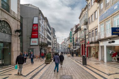 Porto, Portekiz - 24 Ekim 2022: Porto Şehri. Porto 'nun ana alışveriş caddesi. Yürüyen insanlar. Soldaki Continente Bom Dia Alışveriş Merkezi. Avrupa seyahatleri