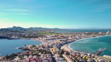 Palos Burnu 'nun hava aracı bakış açısı. Cartagena, Murcia, İspanya 'da. Mar Menor 'daki ünlü turist merkezi. Lüks şehirler, kumlu plajlar, ünlü seyahat yerleri. İHA ileri
