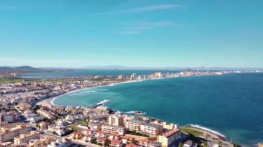 Man Menor 'dan La Manga' nın panoramik hava görüntüsü - 