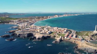 Palos Burnu ve La Manga 'ya muhteşem bir yolculuk. Köyün üstünde geriye doğru uçun. Costal White Village Whit tipik İspanyol mimarisidir. Murcia bölgesindeki güzel Mar Menor.