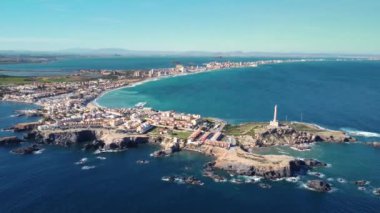 Cape Palos 'un hava perspektifi. İHA ileri, alçalıyor. Tüm bölgenin panoramik görüntüsü. Arka planda La Manga şehri var. Lüks oteller ve şehirlerle 21 km uzunluğunda kum şeridi. Seyahat