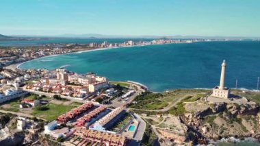 Palos Burnu ve La Manga 'ya muhteşem bir yolculuk. Köyün üstünde bir dron var. Costal White Village Whit tipik İspanyol mimarisidir. Murcia bölgesindeki güzel Mar Menor.