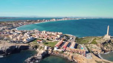 Palos Burnu ve La Manga 'ya muhteşem bir yolculuk. Köyün üstünde bir dron var. Costal White Village Whit tipik İspanyol mimarisidir. Murcia bölgesindeki güzel Mar Menor.