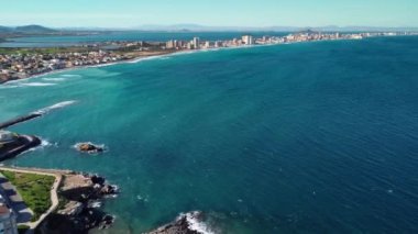 Man Menor 'dan La Manga' nın panoramik hava görüntüsü - 