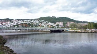 Pontevedra, İspanya - 26 Ekim 2022: Santiago Köprüsü Lerez Nehri üzerinde. Statik görüntü sabitlendi. Arabalar ve insanlar geçiyor..