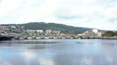Pontevedra, İspanya - 26 Ekim 2022: Şehrin panoramik manzarası. Lerez Nehri ve Burgo Köprüsü manzarası. Şehrin güzel manzarası, Galiçya Eyaleti 'nde seyahat yeri..