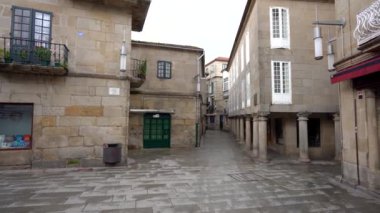 Pontevedra, İspanya - 26 Ekim 2022: Geleneksel evleri ve küçük caddeleri olan Pontevedra 'nın güzel ve tarihi şehir merkezi. Galiçya 'ya seyahat. Sabitlenmiş görüntü