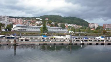 Pontevedra, İspanya - 26 Ekim 2022: Lerez Nehri üzerinde yer alan Pontevedra Marina manzarası. Balıkçı tekneleri limana yanaştı. Kamera sağa dönüyor. Sabitlenmiş görüntü.