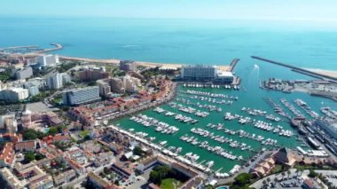 Vilamoura, Portekiz - 21 Eylül 2022: Vilamoura City ve Harbour 'un sinematik hava aracı bakış açısı. Portekiz 'in güneyinde ünlü bir seyahat yeri bulunmaktadır. İnsansız hava aracı şehrin yörüngesinde.