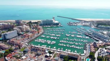 Vilamoura, Portekiz - 21 Eylül 2022: Vilamoura City ve Harbour 'un hava aracı bakış açısı. Portekiz 'in güneyinde ünlü bir seyahat yeri bulunmaktadır. İHA iniyor.