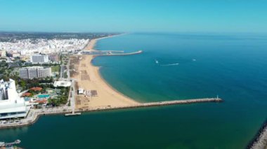 Vilamoura, Portekiz - 21 Eylül 2022: Güzel Vilamoura kentinin panoramik hava manzarası. Arka planda Quarteira şehri var. Tivoli Otel manzarası ve Vilamoura Marina 'nın bir kısmı. İHA izleme sağa