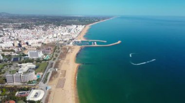 Vilamoura, Portekiz - 21 Eylül 2022: Güzel Vilamoura kentinin panoramik hava manzarası. Arka planda Quarteira şehri var. Vilamoura gezinti alanı manzarası. Lüks otel ve daireler.