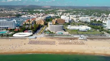 Vilamoura, Portekiz - 21 Eylül 2022: Ünlü Vilamoura kentinin sinematik hava perspektifi. Lüks gayrimenkul ve oteller. Vilamoura 'lı Marina solda. İHA solda. Seyahat hedefi.