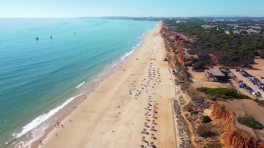 Falesia Sahili 'nin hava aracı bakış açısı. Portekiz 'in güneyinde yer alan Algarve bölgesi ünlü bir seyahat yeridir. Bakire altın mil plajı. İHA ileri.