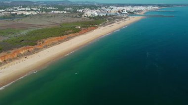 Falesia Sahili 'nin hava aracı bakış açısı. Portekiz 'in güneyinde yer alan Algarve bölgesi ünlü bir seyahat yeridir. Bakire altın mil plajı. İHA ileri. Arka planda Vilamoura kenti