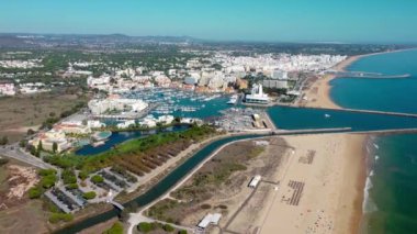 Falesia Sahili 'nin hava aracı bakış açısı. Portekiz 'in güneyinde yer alan Algarve bölgesi ünlü bir seyahat yeridir. Bakire altın mil plajı. İHA ileri. Arka planda Vilamoura kenti