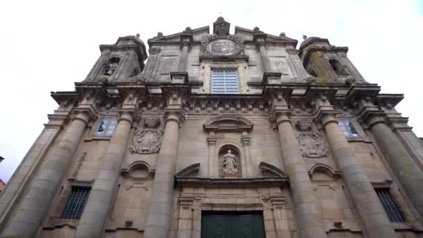 西班牙圣地亚哥 德孔波斯特拉市 位于旧城的San Martio Pinario教堂的景观 教堂始建于1652年 它是西班牙第二大修道院 向上倾斜 — 图库视频影像