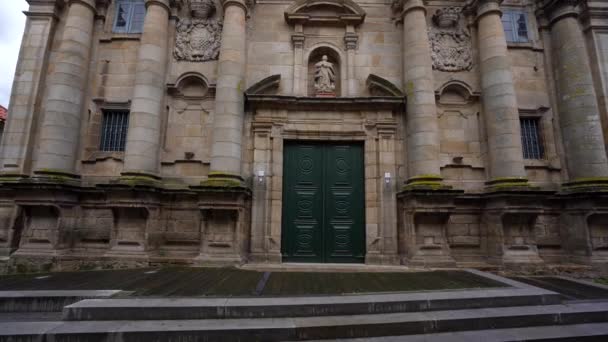 スペイン 聖バルトロミュー教会の様子 古い町の中心部に位置し 教会はバロック様式で17世紀後半に建てられました カメラ 傾き上がる — ストック動画