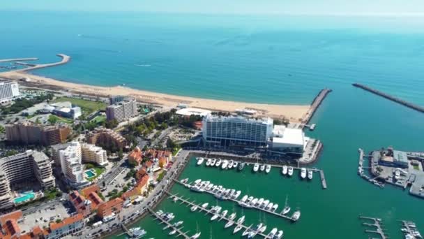 ポルトガル ヴィラマラヤ 2222年9月21日 ヴィラマラヤビーチのドローンポイント 高級ホテル アルガルヴェ地方の有名な旅行先 ホテル ティボリは ヴィラマラヤ マリーナに接近したところにあります — ストック動画
