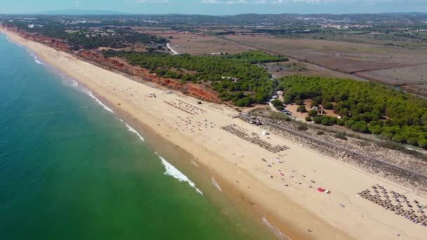 法里西亚海滩的无人驾驶飞机的观点 阿尔加维座落在葡萄牙南部 是一个著名的旅游胜地 处女金英里海滩 挺身而出所有区域的全景 — 图库视频影像