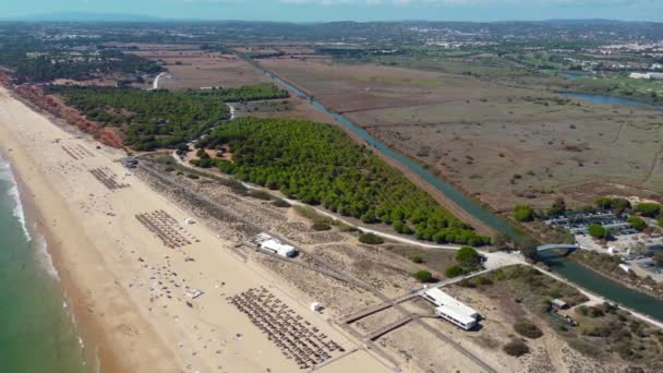มมองโดรนทางอากาศของชายหาด Falesia งอย ในภาคใต ของโปรต เกส ภาค Algarve ดหมายปลายทางการท องเท — วีดีโอสต็อก