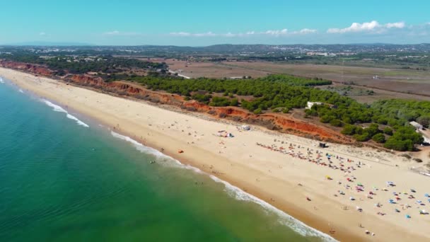 法里西亚海滩的无人驾驶飞机的观点 阿尔加维座落在葡萄牙南部 是一个著名的旅游胜地 处女金英里海滩 各地区美丽的全景 — 图库视频影像