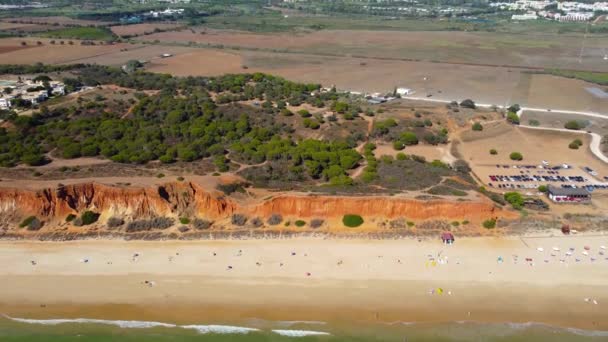 法里西亚海滩的无人驾驶飞机的观点 阿尔加维座落在葡萄牙南部 是一个著名的旅游胜地 处女金英里海滩 无人机向后倾斜向上全景视图 — 图库视频影像