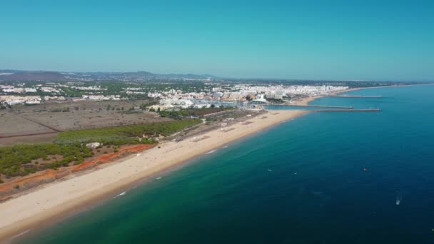 ファレジアビーチの航空無人機の視点 ポルトガル南部に位置するアルガルヴェ地域は 有名な旅行先です バージンゴールデンマイルビーチ ドローン前へ バックグラウンドクォテイラ市 — ストック動画