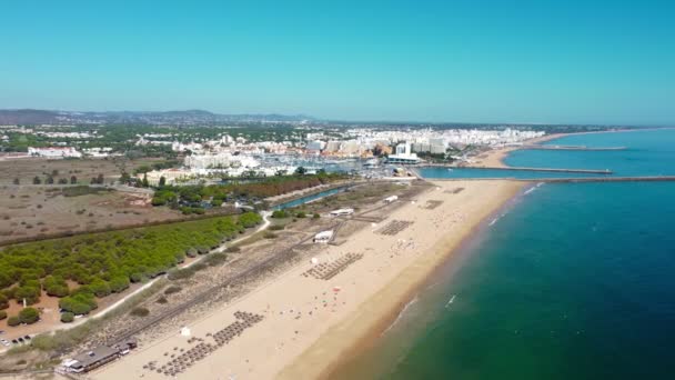 法里西亚海滩的无人驾驶飞机的观点 阿尔加维座落在葡萄牙南部 是一个著名的旅游胜地 处女金英里海滩 挺身而出背景为维拉莫拉市 — 图库视频影像