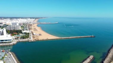 Vilamoura, Portekiz - 21 Eylül 2022: Güzel Vilamoura kentinin panoramik hava manzarası. Arka planda Quarteira şehri var. Tivoli Otel manzarası ve Vilamoura Marina 'nın bir kısmı. Drone yükseliyor.