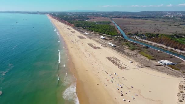 ファレジアビーチの航空無人機の視点 ポルトガル南部に位置するアルガルヴェ地域は 有名な旅行先です バージンゴールデンマイルビーチ ドローン前へ すべての地域のパノラマビュー — ストック動画
