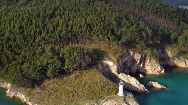 Живописный Пейзаж Северной Испании Маяк Изолирован Скалах Окружен Лесом Холмами — стоковое видео