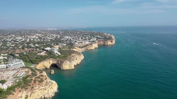 葡萄牙美丽海岸线的壮观的电影式空中景观 高高的悬崖 碧绿的水 快艇在悬崖附近通过 葡萄牙南部的旅游目的地 — 图库视频影像