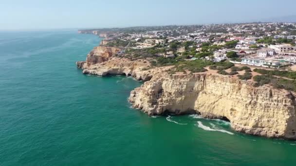 Látványos Mozi Légi Felvétel Gyönyörű Tengerpartjáról Portugáliában Magas Sziklák Türkiz — Stock videók