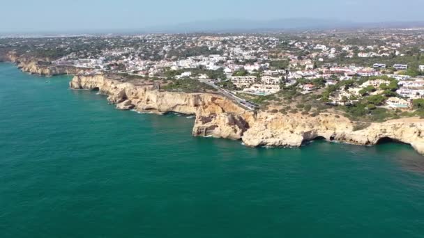 ポルトガル南部のアルガルヴェ地方の有名な海岸線の航空眺め 多くの外国人観光客が訪れる有名な旅行先 彼の洞窟 黄金のビーチ ターコイズウォーターのための海岸線のマウス — ストック動画