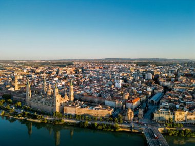 Muhteşem Zaragoza şehri gün batımında ufuk çizgisi. Eski kasaba merkezi, Zaragoza Katedrali ve Ebro Nehri manzarası. Aragon, İspanya 'da ortaçağ ve tarihi bir tatil beldesi. Gün batımı noktası, turuncu yansımalar