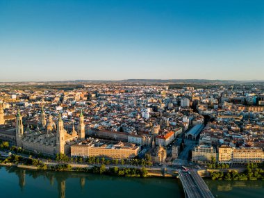 Muhteşem Zaragoza şehri gün batımında ufuk çizgisi. Eski kasaba merkezi, Zaragoza Katedrali ve Ebro Nehri manzarası. Aragon, İspanya 'da ortaçağ ve tarihi bir tatil beldesi. Gün batımı noktası, turuncu yansımalar