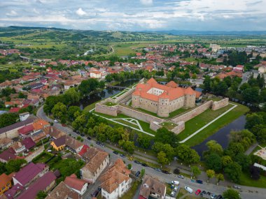 Romanya 'nın Fagaras şehrinin panoramik hava manzarası. Ortadaki Fagaras Kalesi suyla çevrili. Kale, siyasi tutuklular için bir hapishaneydi. Bugün bir müze. Meşhur seyahat yeri.