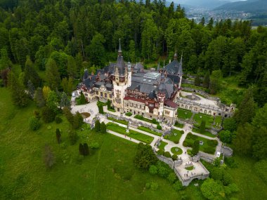 Romanya 'nın Sinaia kentinde yer alan muhteşem Peles Kalesi' nin hava perspektifi. Karpat Dağları 'ndaki Neo-Rönesans şatosu ormanlarla çevrili. Kral I. Carol için yapıldı. Seyahat hedefi. 