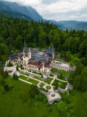Romanya 'nın Sinaia kentinde yer alan muhteşem Peles Kalesi' nin hava perspektifi. Karpat Dağları 'ndaki Neo-Rönesans şatosu ormanlarla çevrili. Kral I. Carol için yapıldı. Seyahat hedefi. 