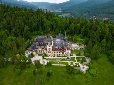 Romanya 'nın Sinaia kentinde yer alan muhteşem Peles Kalesi' nin hava perspektifi. Karpat Dağları 'ndaki Neo-Rönesans şatosu ormanlarla çevrili. Kral I. Carol için yapıldı. Seyahat hedefi. 