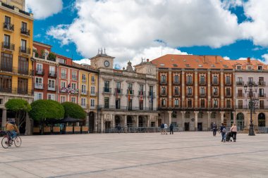 BURGOS, İspanya - 21 Haziran 2024: Burgos şehir merkezinde Plaza Mayor. Güzel mimari. İnsanlar tarihi şehir merkezini gezip eğleniyorlar. Seyahat hedefi.