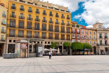 BURGOS, İspanya - 21 Haziran 2024: Burgos şehir merkezinde Plaza Mayor. Güzel mimari. İnsanlar tarihi şehir merkezini gezip eğleniyorlar. Seyahat hedefi.