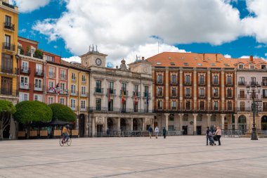 BURGOS, İspanya - 21 Haziran 2024: Burgos şehir merkezinde Plaza Mayor. Güzel mimari. İnsanlar tarihi şehir merkezini gezip eğleniyorlar. Seyahat hedefi.