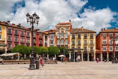 BURGOS, İspanya - 21 Haziran 2024: Burgos şehir merkezinde Plaza Mayor. Güzel mimari. İnsanlar tarihi şehir merkezini gezip eğleniyorlar. Seyahat hedefi.