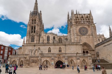 BURGOS, İspanya - 21 Haziran 2024: Burgos Aziz Mary Katedrali. İspanya 'nın Burgos şehrinin tarihi merkezinde bulunan Bakire Meryem' e adanmış Katolik kilisesi. Seyahat hedefi. 