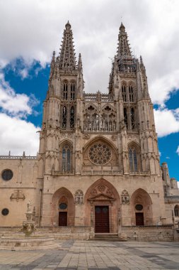 Burgos 'lu Aziz Mary Katedrali ve Santa Maria Meydanı manzarası. Santa Maria Çeşmesi 'ndeki meydanın ortasında. Şehir merkezini ziyaret eden insanlar. Seyahat hedefi.