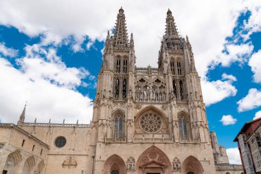 Burgos 'lu Aziz Mary Katedrali ve Santa Maria Meydanı manzarası. Santa Maria Çeşmesi 'ndeki meydanın ortasında. Şehir merkezini ziyaret eden insanlar. Seyahat hedefi.
